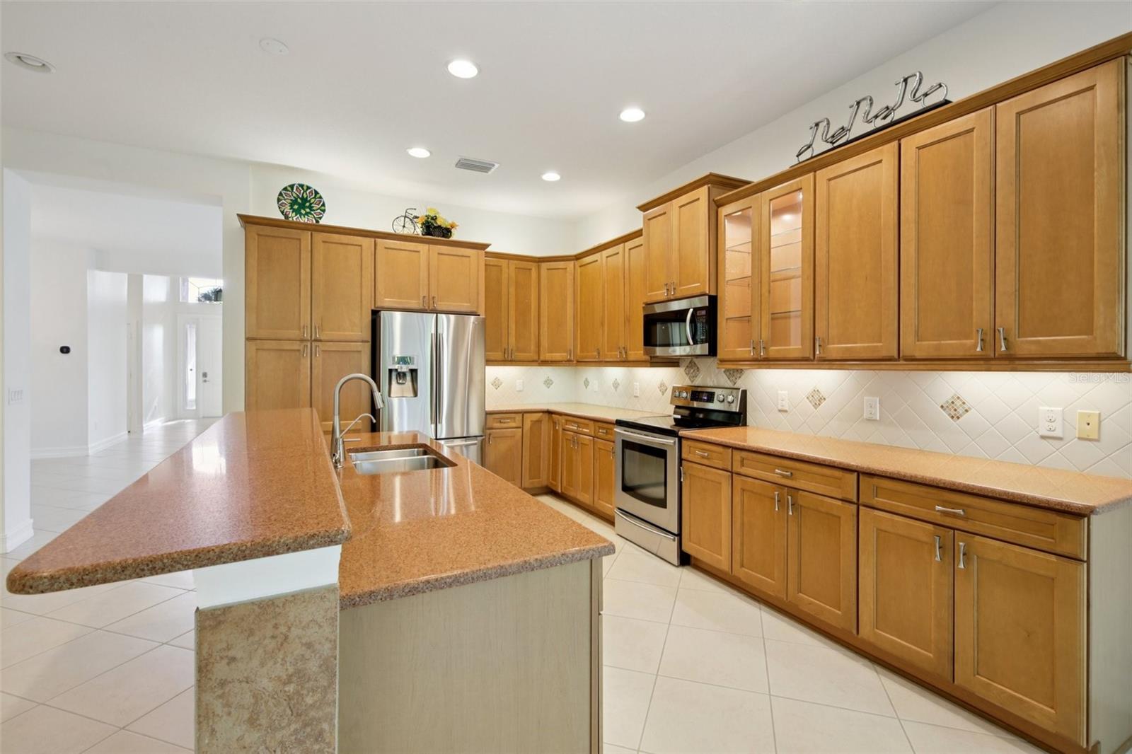 VALENCIA LAKES - Residential