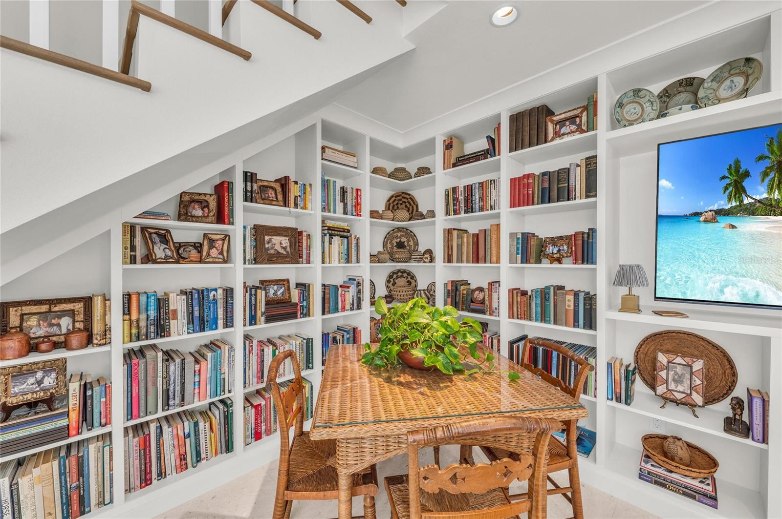 COUNTRY CLUB SHORES - Residential