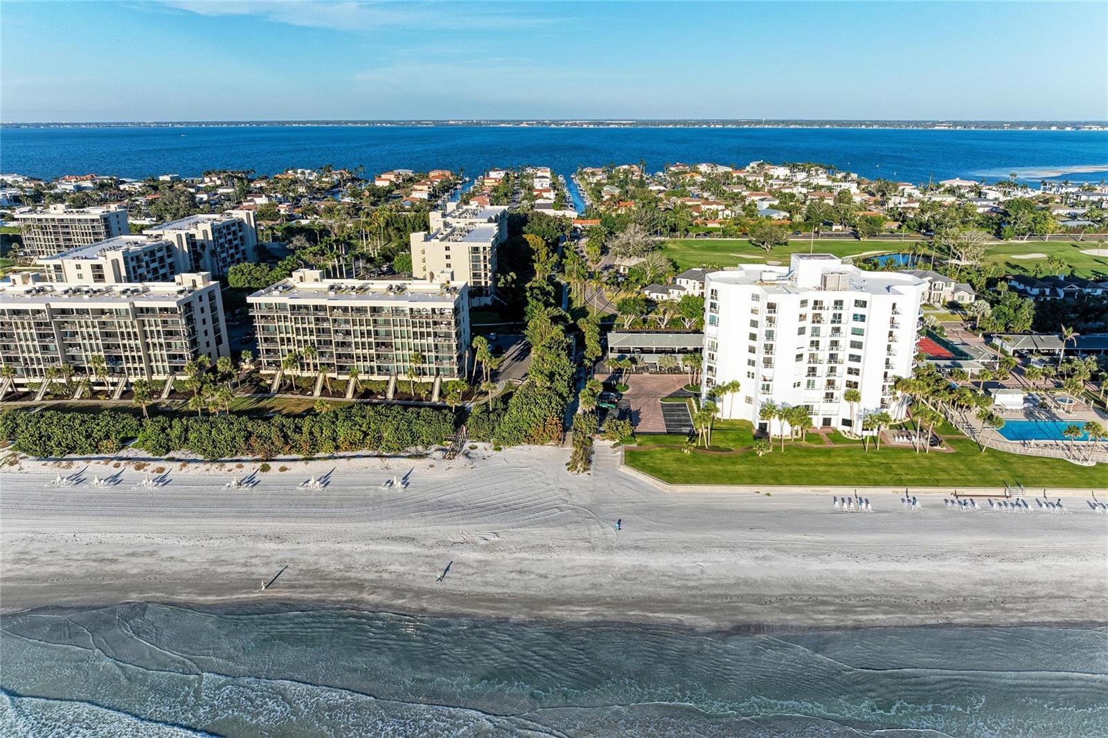 COUNTRY CLUB SHORES - Residential