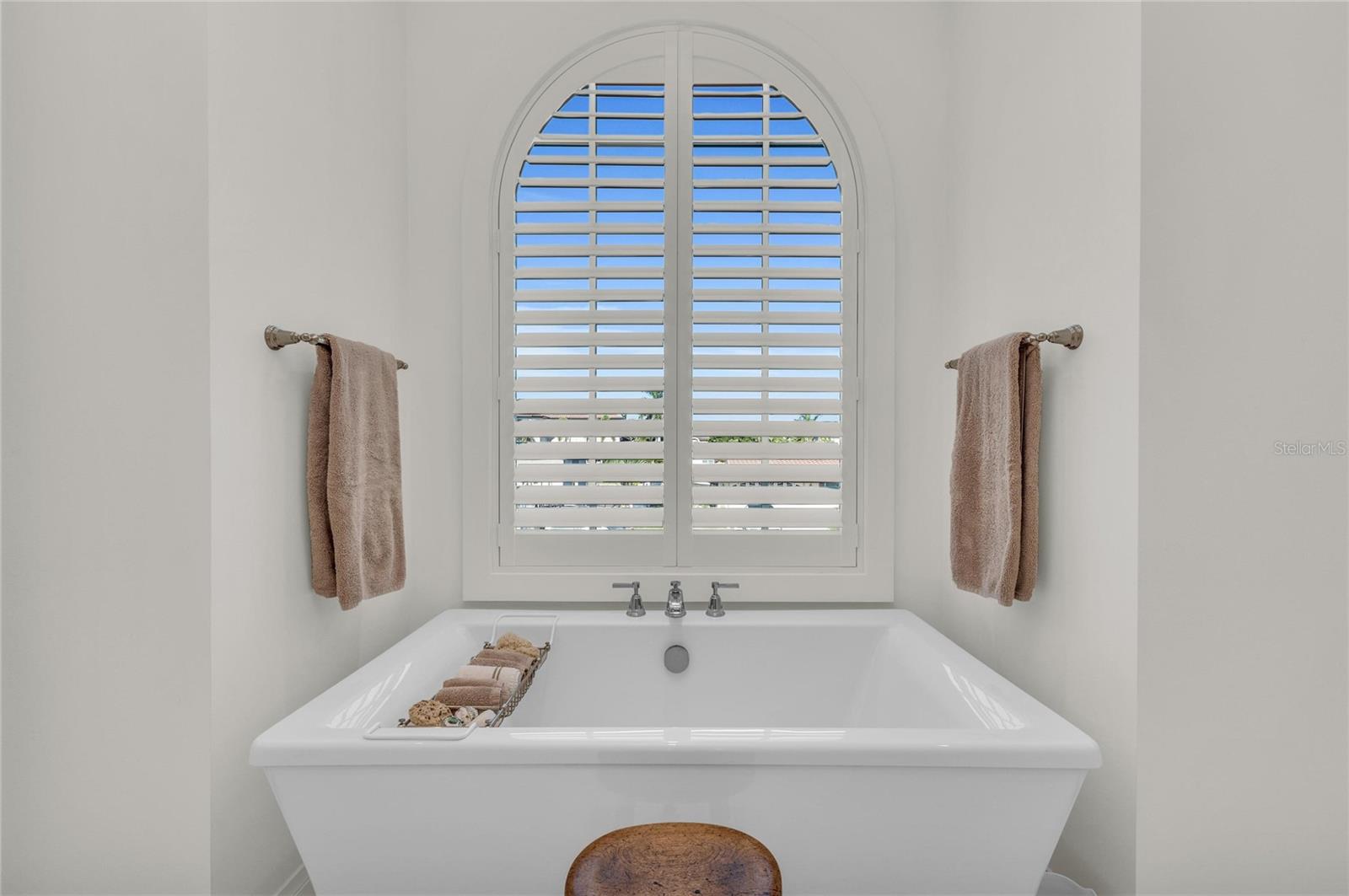 COUNTRY CLUB SHORES - Residential