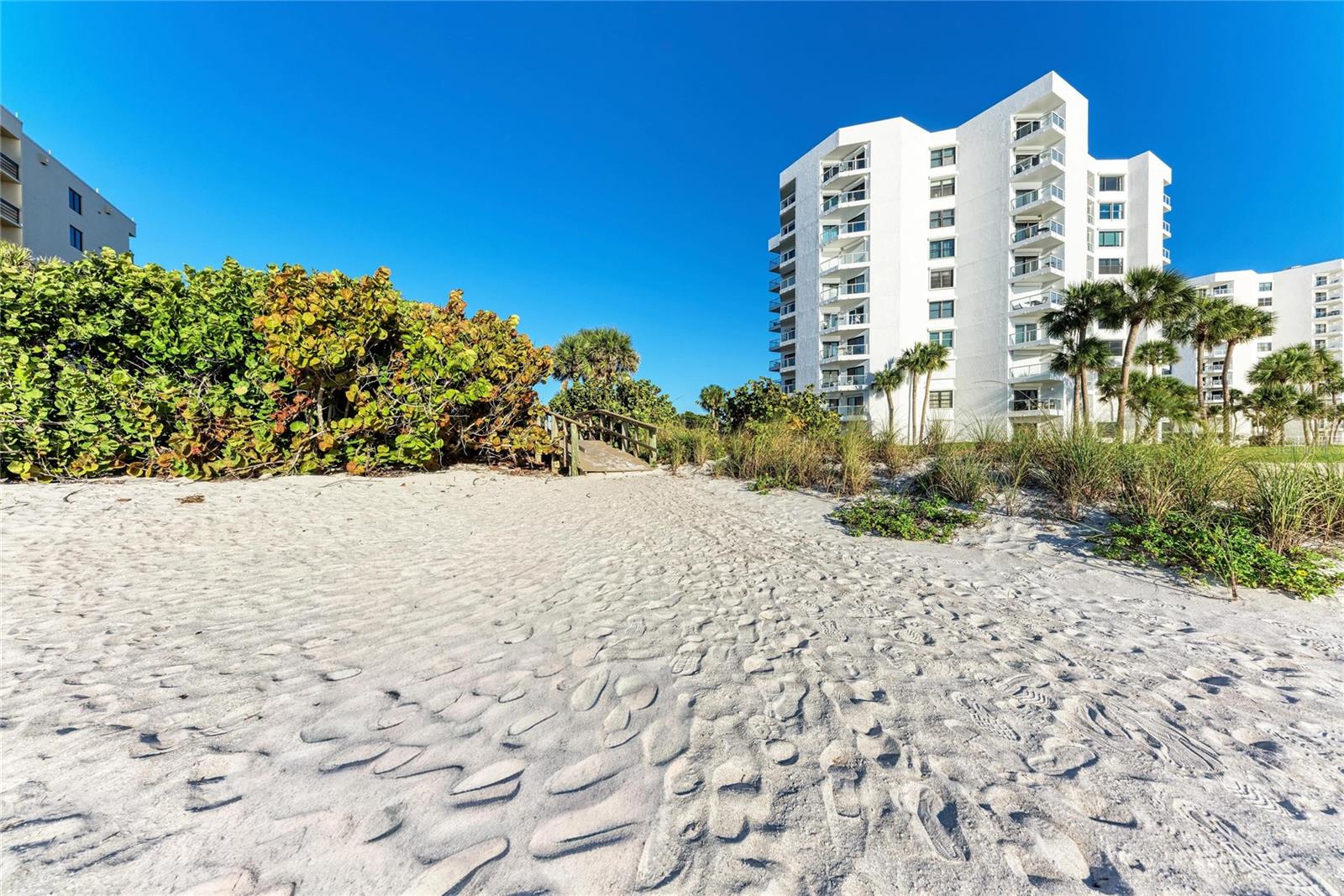 COUNTRY CLUB SHORES - Residential