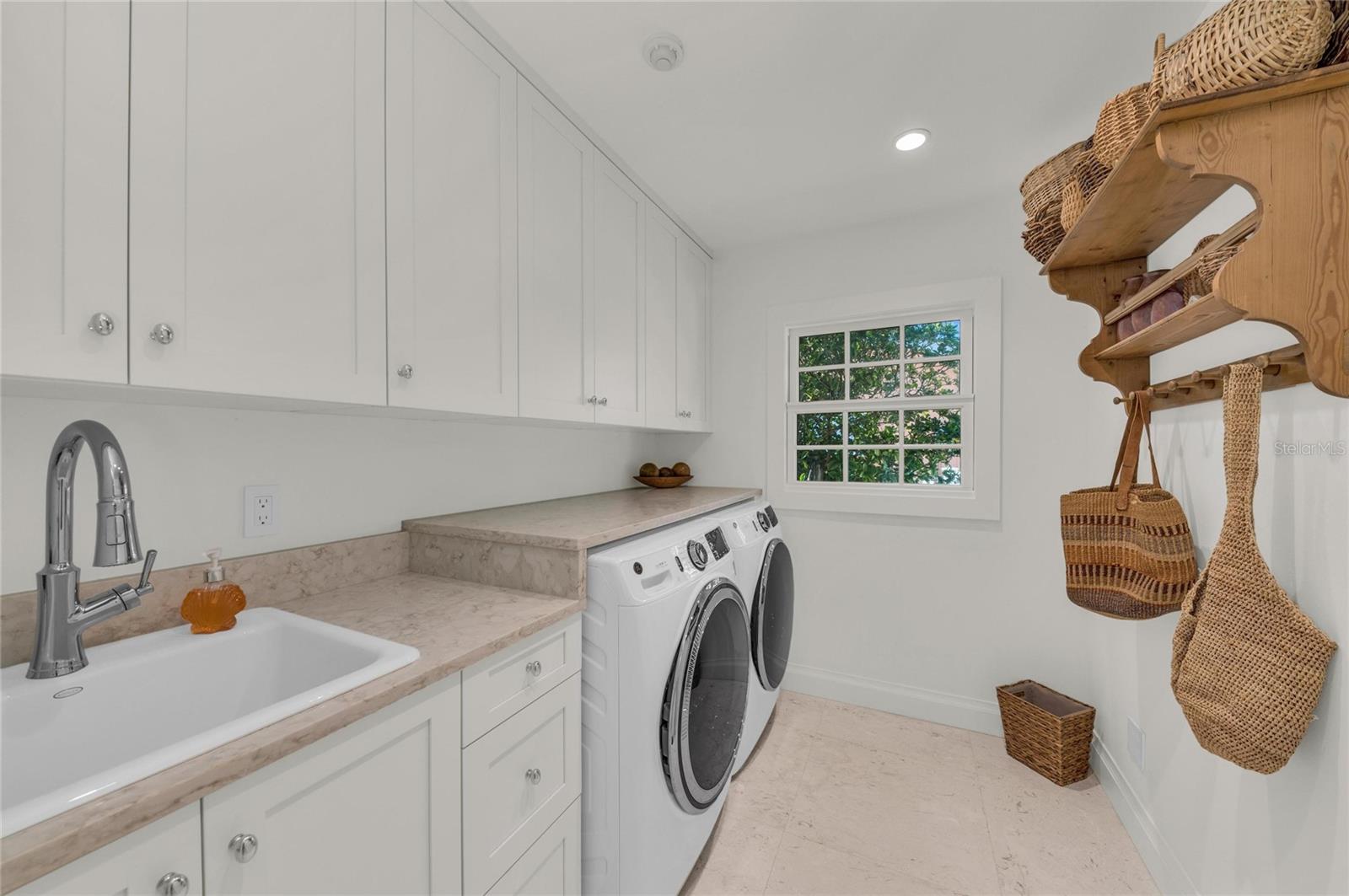 COUNTRY CLUB SHORES - Residential