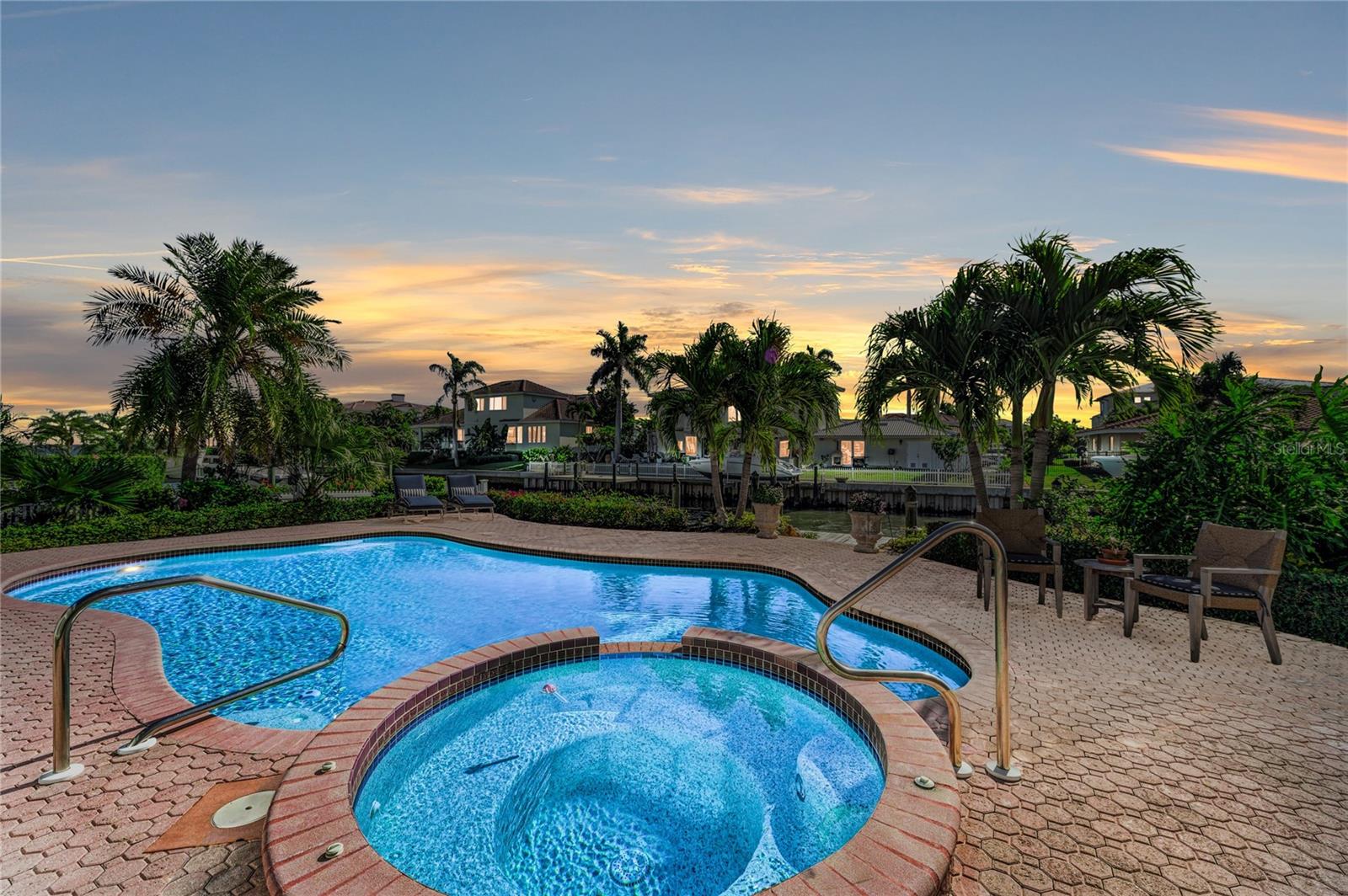 COUNTRY CLUB SHORES - Residential