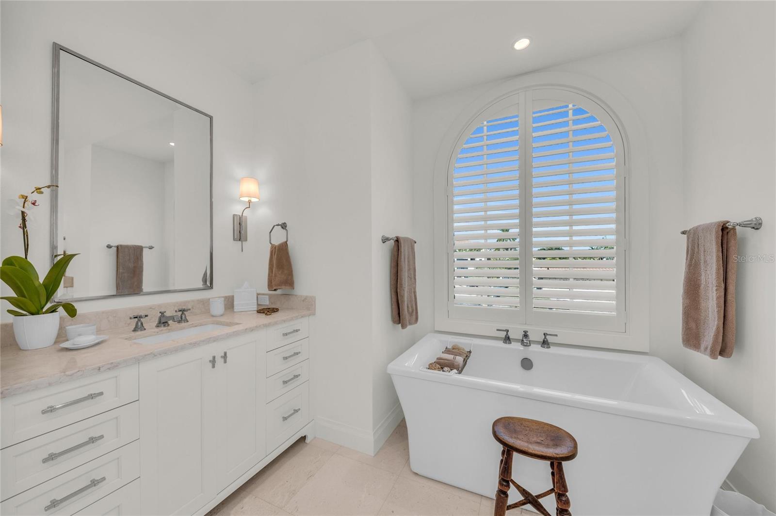 COUNTRY CLUB SHORES - Residential