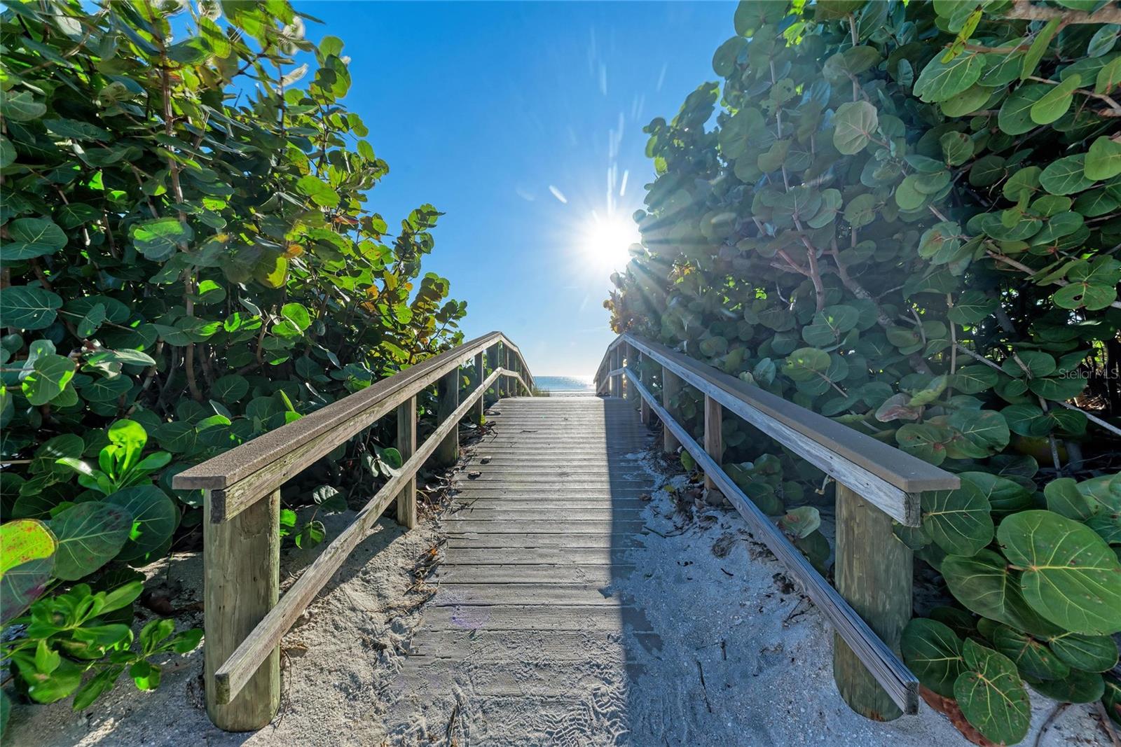 COUNTRY CLUB SHORES - Residential