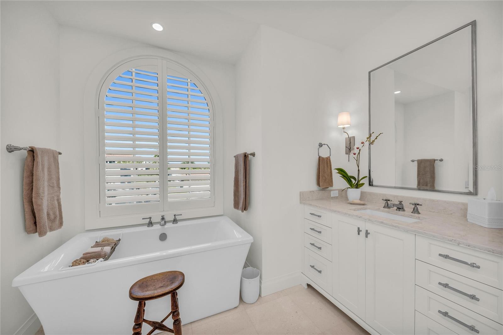 COUNTRY CLUB SHORES - Residential