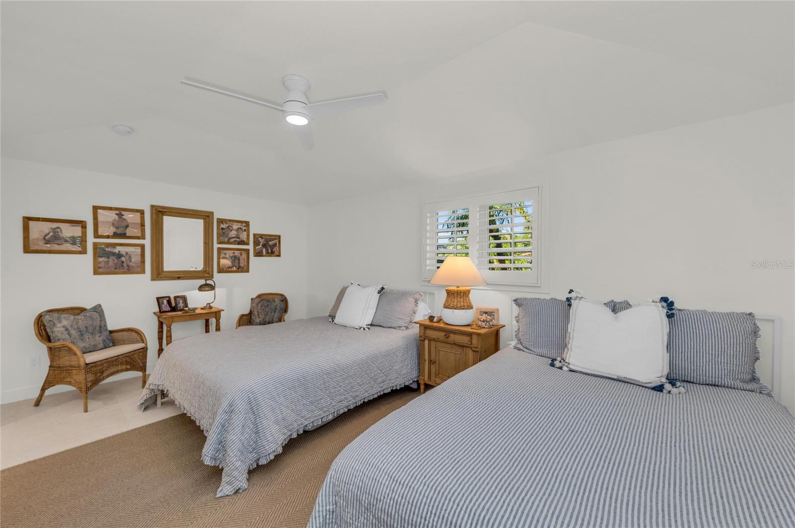 COUNTRY CLUB SHORES - Residential