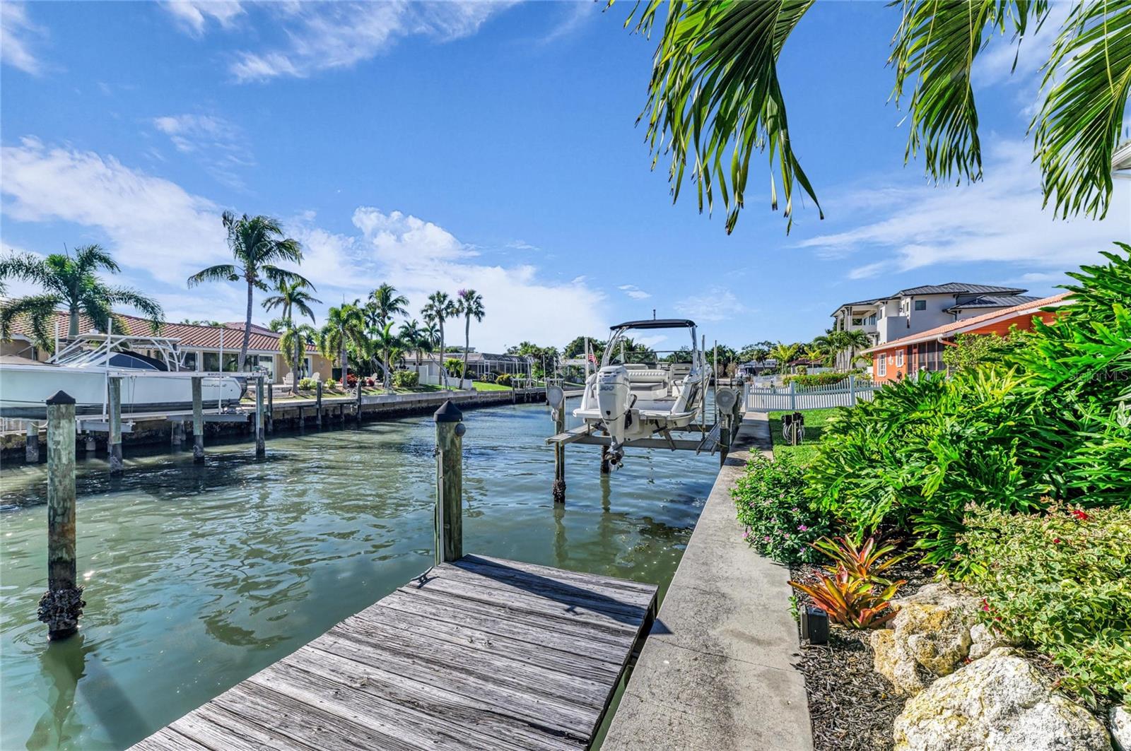 COUNTRY CLUB SHORES - Residential