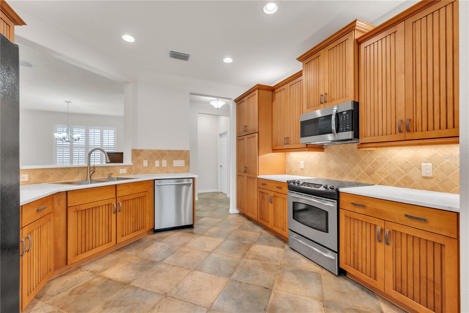 VALENCIA LAKES - Residential