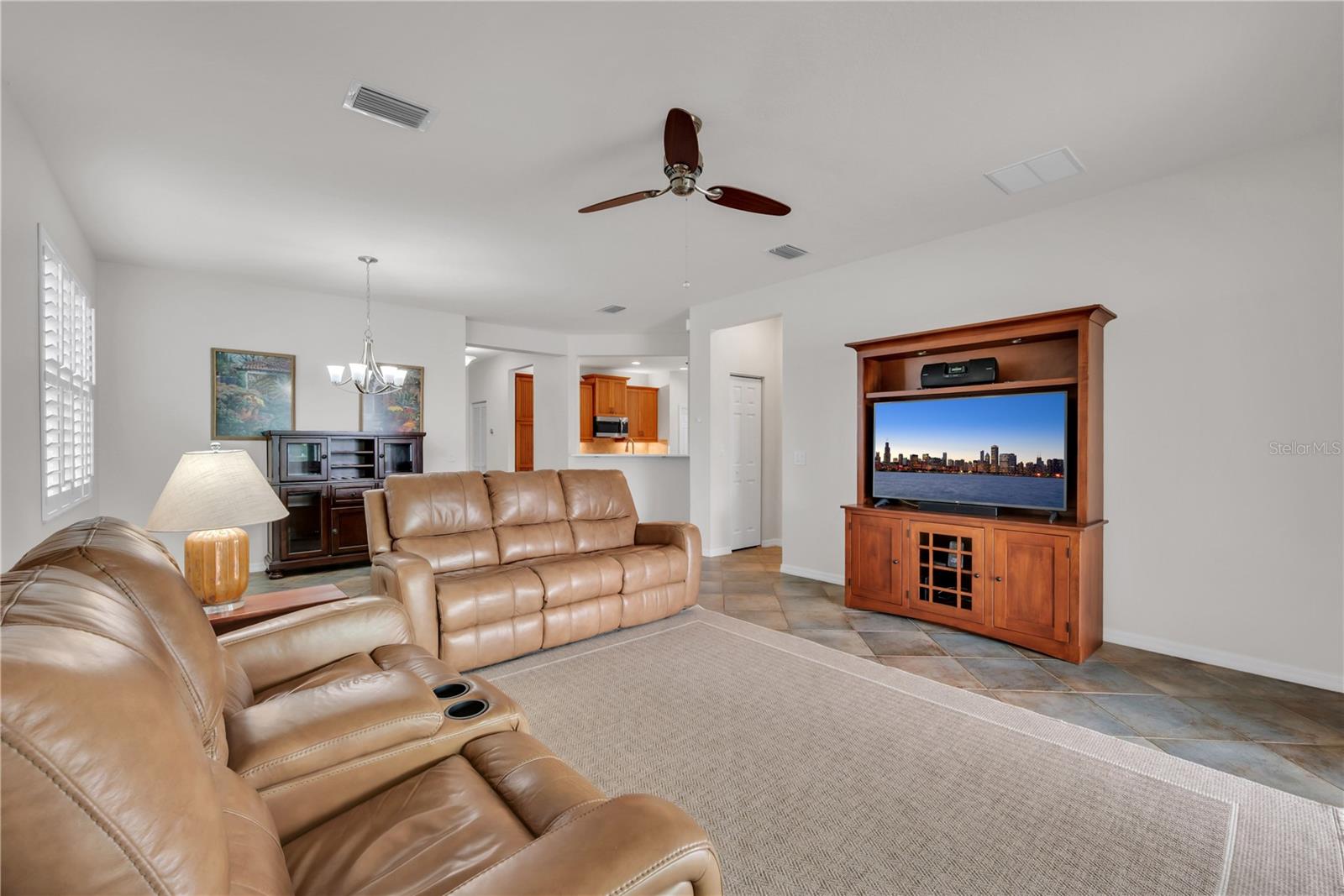 VALENCIA LAKES - Residential