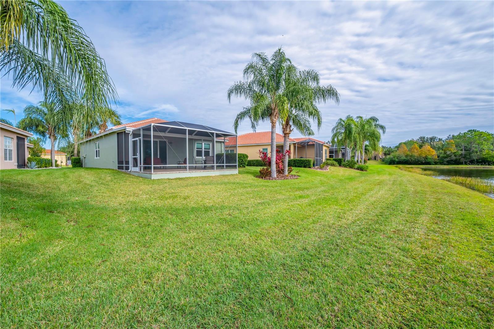 VALENCIA LAKES - Residential