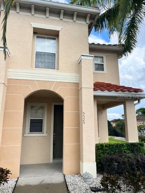 Beautiful corner lot two story townhouse with 3 bedrooms and 2.5 bathrooms.Excellent location near major highways, shopping, restaurants, theme parks, entertainment, and transportation. Located minutes from Walt Disney World and Downtown Disney!
