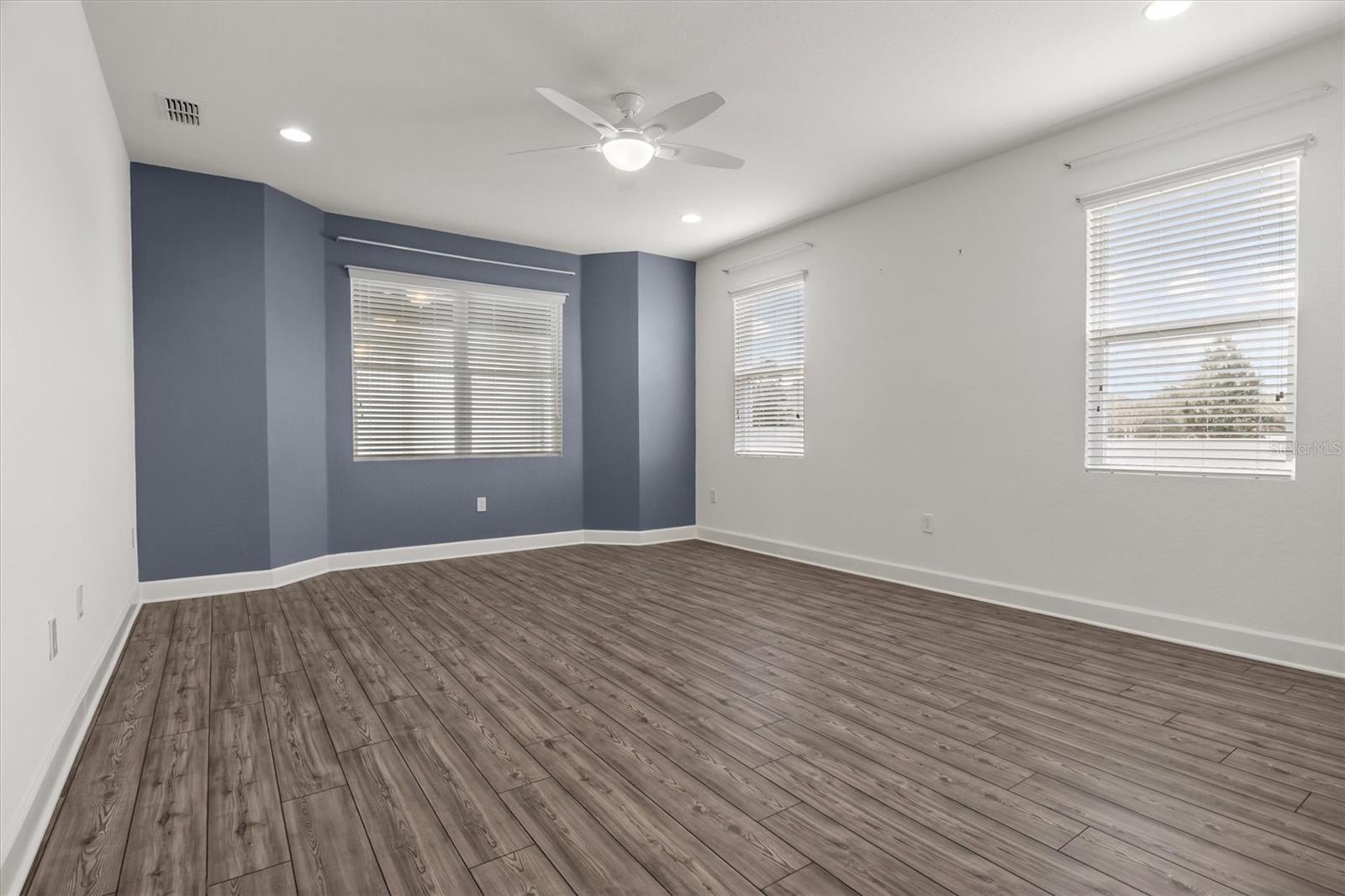 SANCTUARY BY THE LAKE PH ONE - Residential