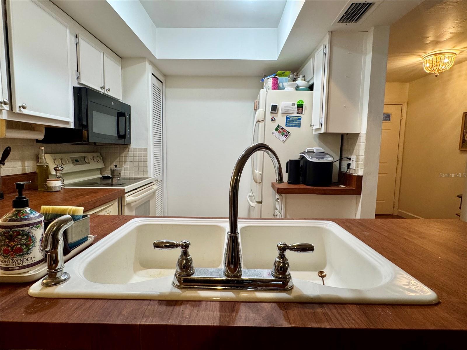 LAZY OAKS CONDO - Residential Lease