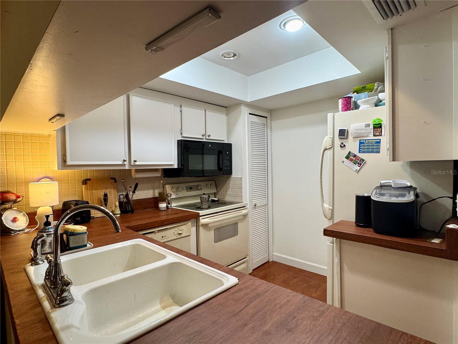 LAZY OAKS CONDO - Residential Lease