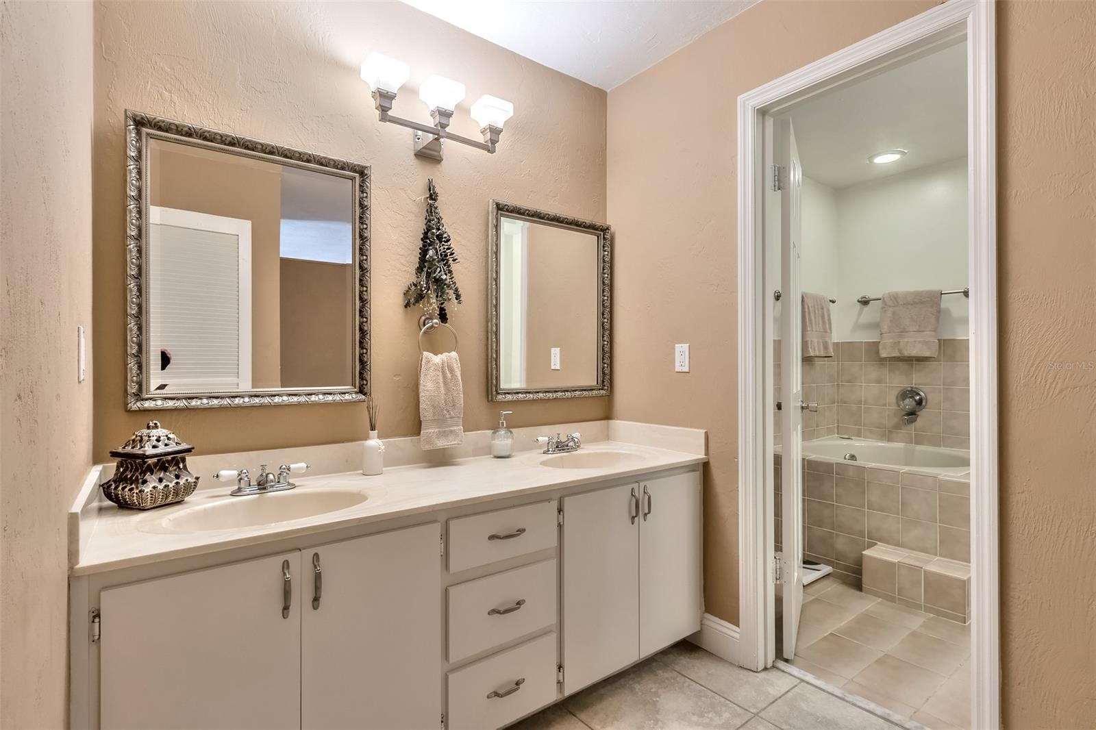 Pelican Bay Ph 03 Un 11 - Residential