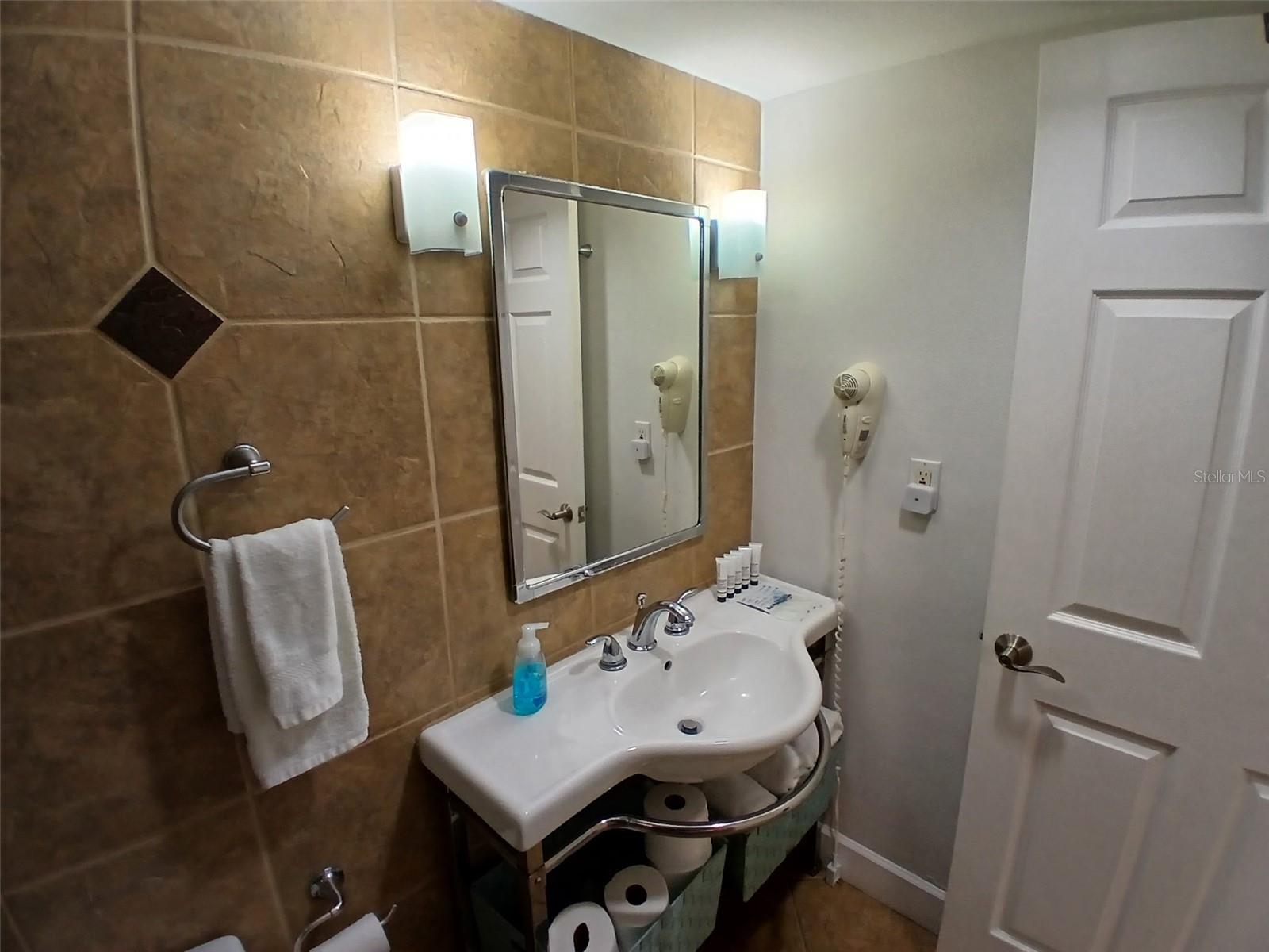 FOUNTAIN BEACH RESIDENCE - Residential