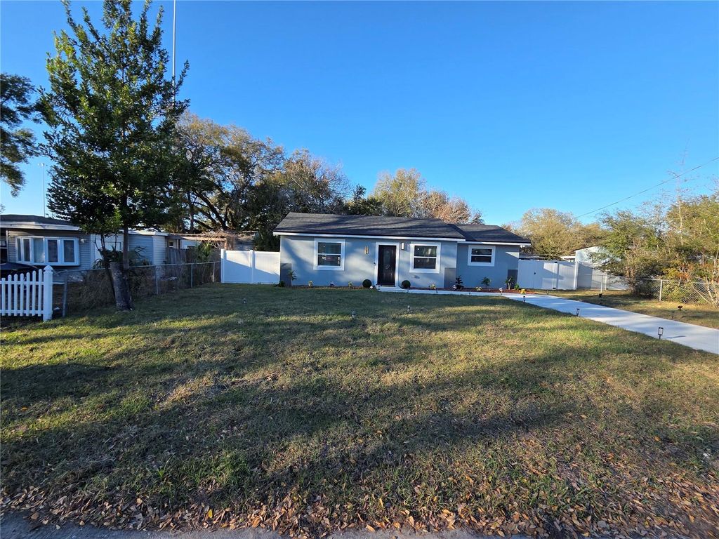 Photo of 1106 Valencia Road, Plant City, FL 33563 (MLS # O6387278)