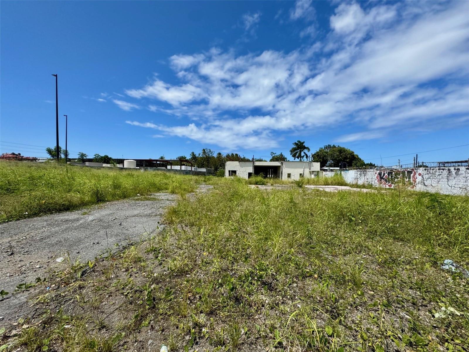 Excellent lot in a commercial area, accessible to the main street of Ave. 65 Infanteria. This lot has 4,659.16 square meters (50,150.78 square feet), making it ideal for development and investment.