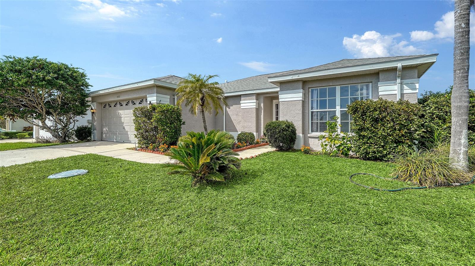 Palmer Ranch home in Wellington Chase community is move in condition. 3 bedrooms 2 baths open floor plan. Ceremic tile throughout living area. Large screened lanai. Kitchen has granite counters and stainlees appliances. Convenient to shopping, restaurants and Sarasota Square Mall and Costco. Thequartz crystal sands on Siesta Key beach is a short drive away. Updated appliances and New Roof.