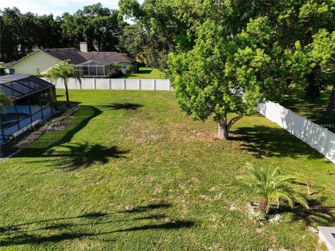 A home in LAKELAND