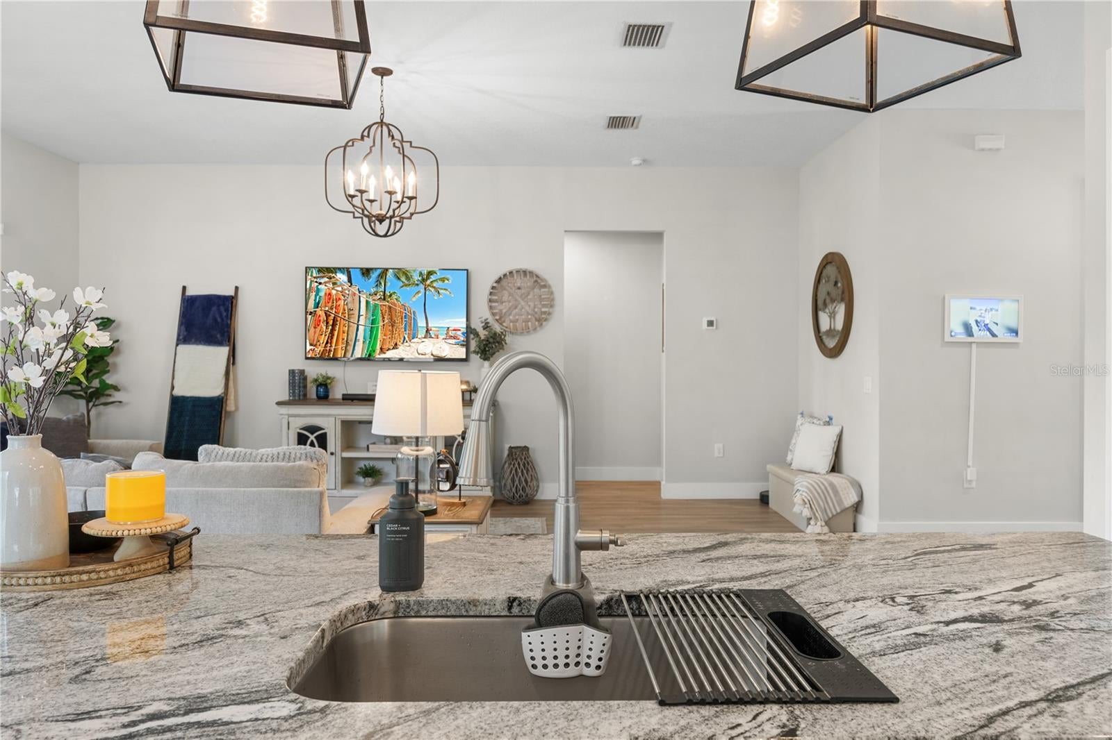 619 SW BELLFLOWER