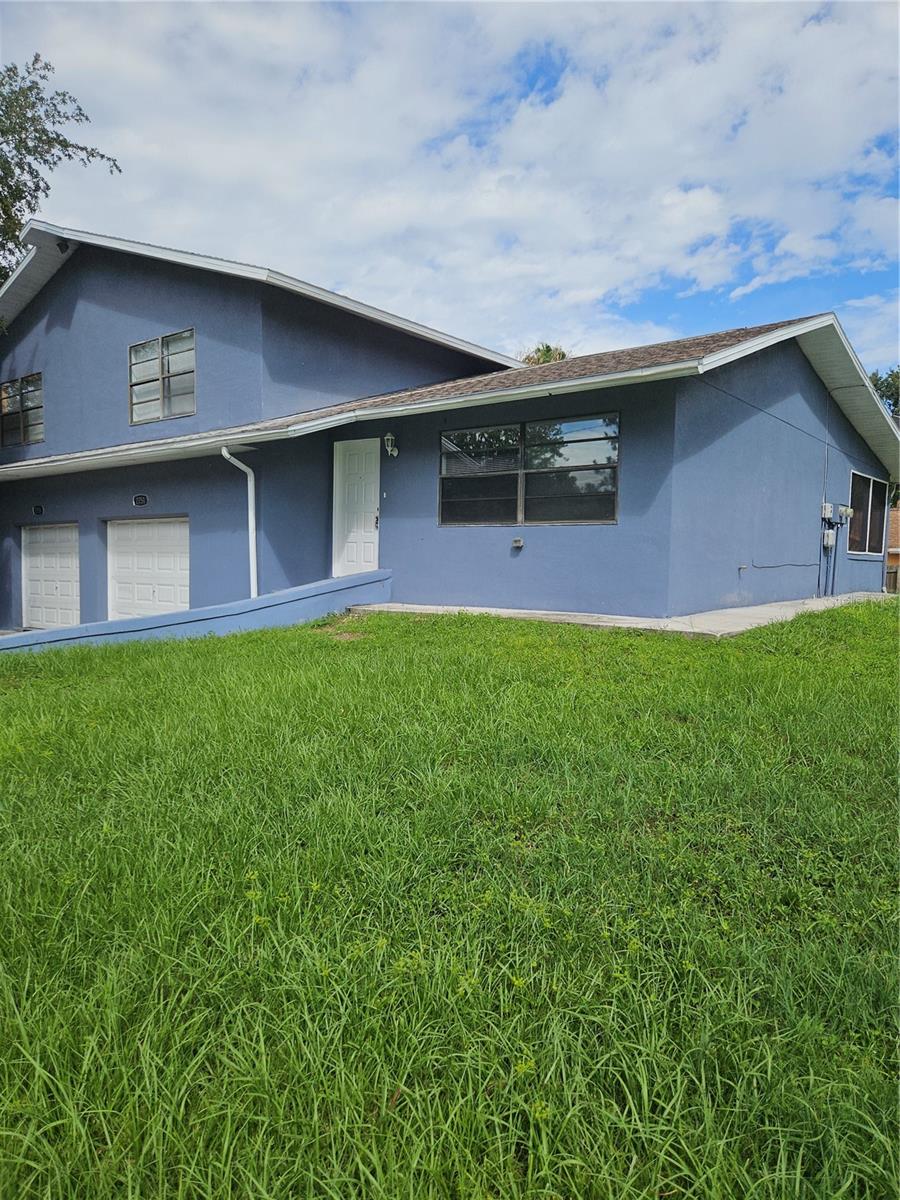 2 beds, 1 bath, garaje, storage, full equipment kitchen, florida room, back yard and front garden