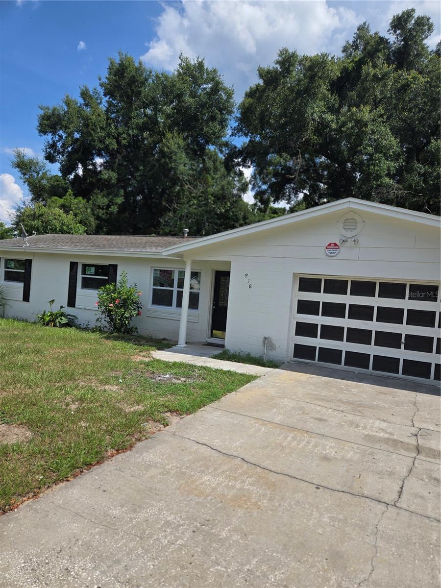 Check this Apopka charmer on more than half an acre . This home is a 3/1 and would be a great starter home or investment . Close to shopping, restaurants and major roads
