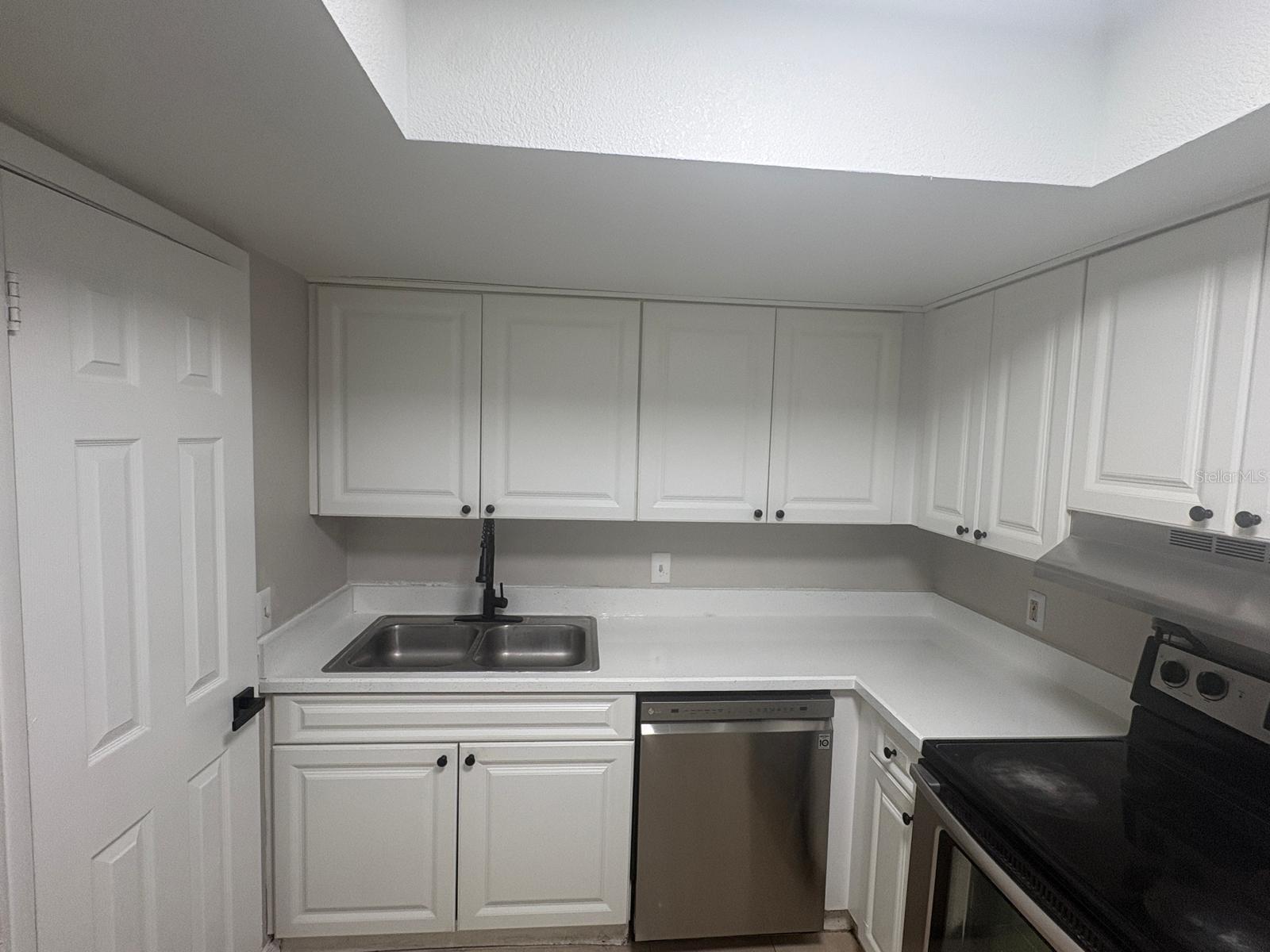 HAWTHORNE VILLAGE - Residential Lease