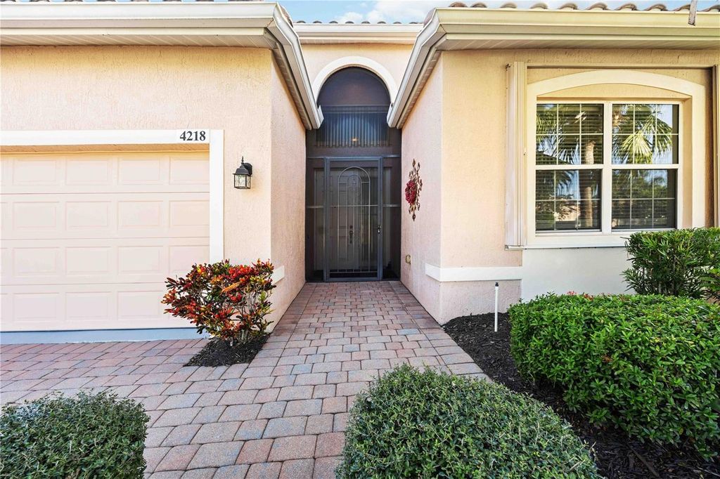 Photo of 4218 64th Drive E, Sarasota, FL 34243 (MLS # A4674545)