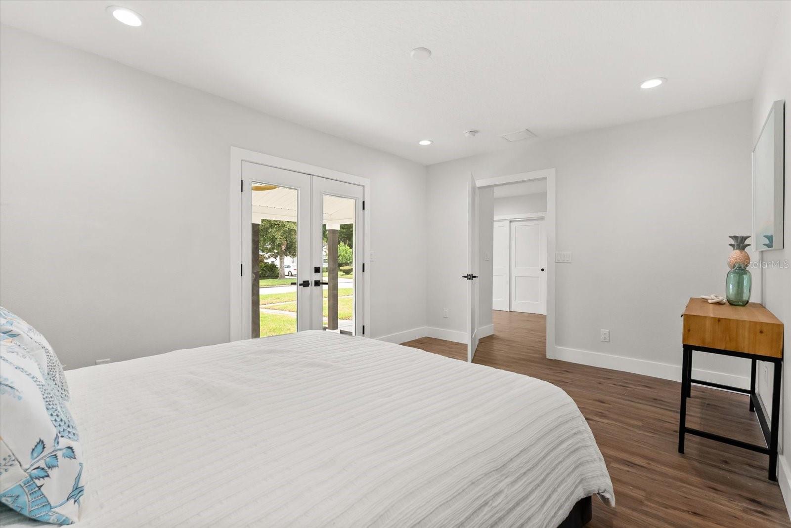 EDGEWATER MANOR - Residential