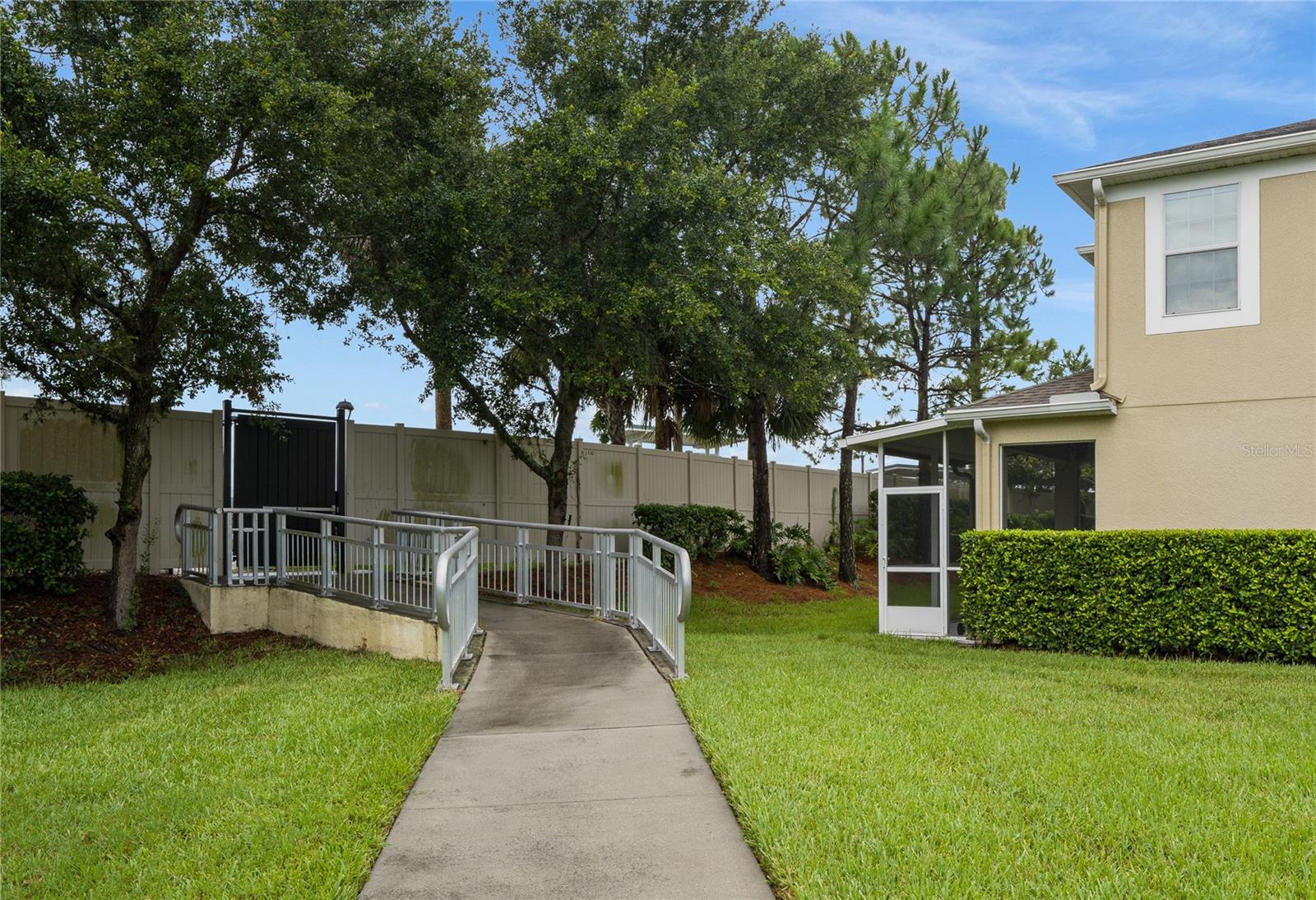RIVERVIEW TWNHMS PH II - Residential Lease