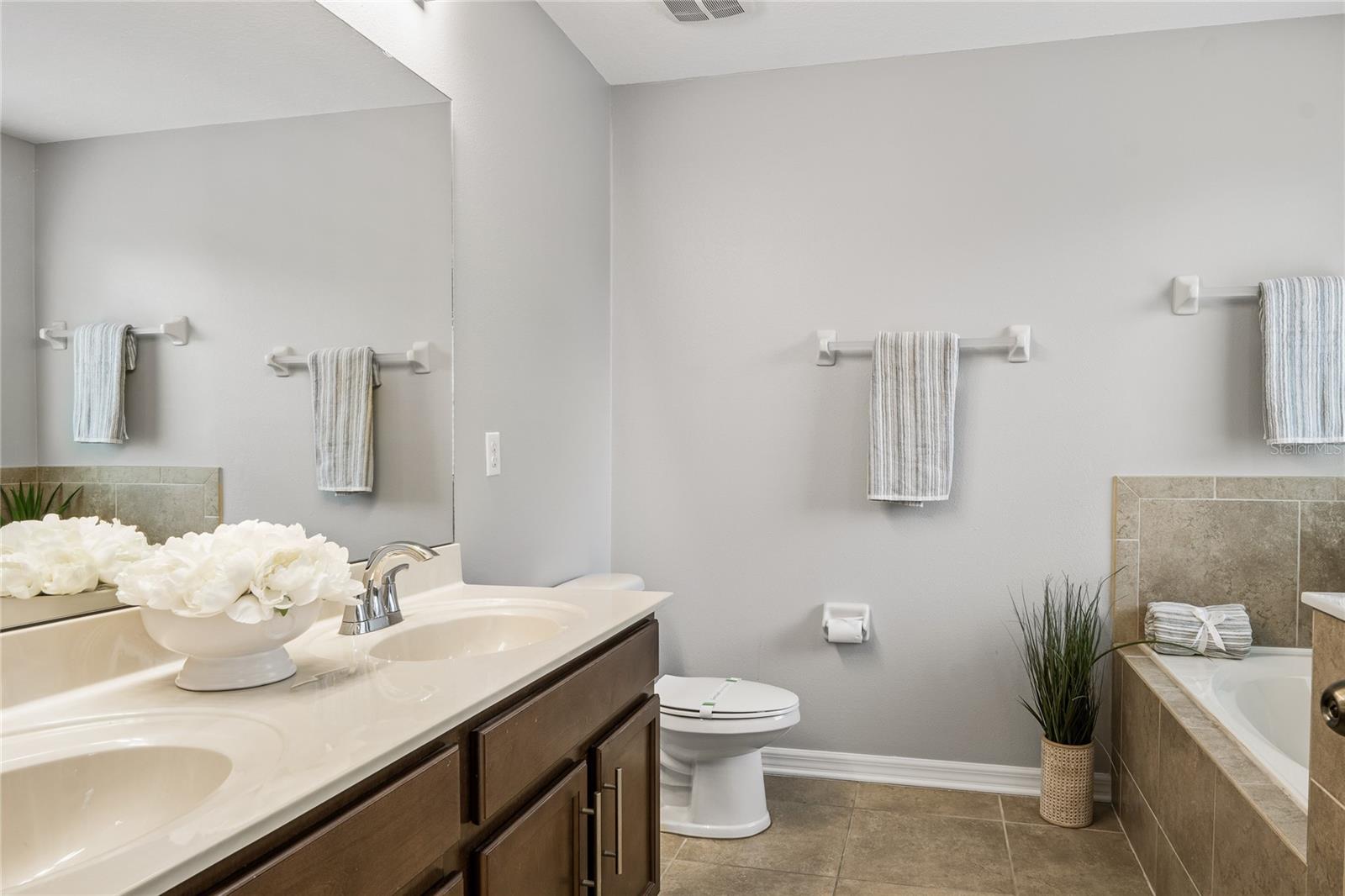 RIVERVIEW TWNHMS PH II - Residential Lease