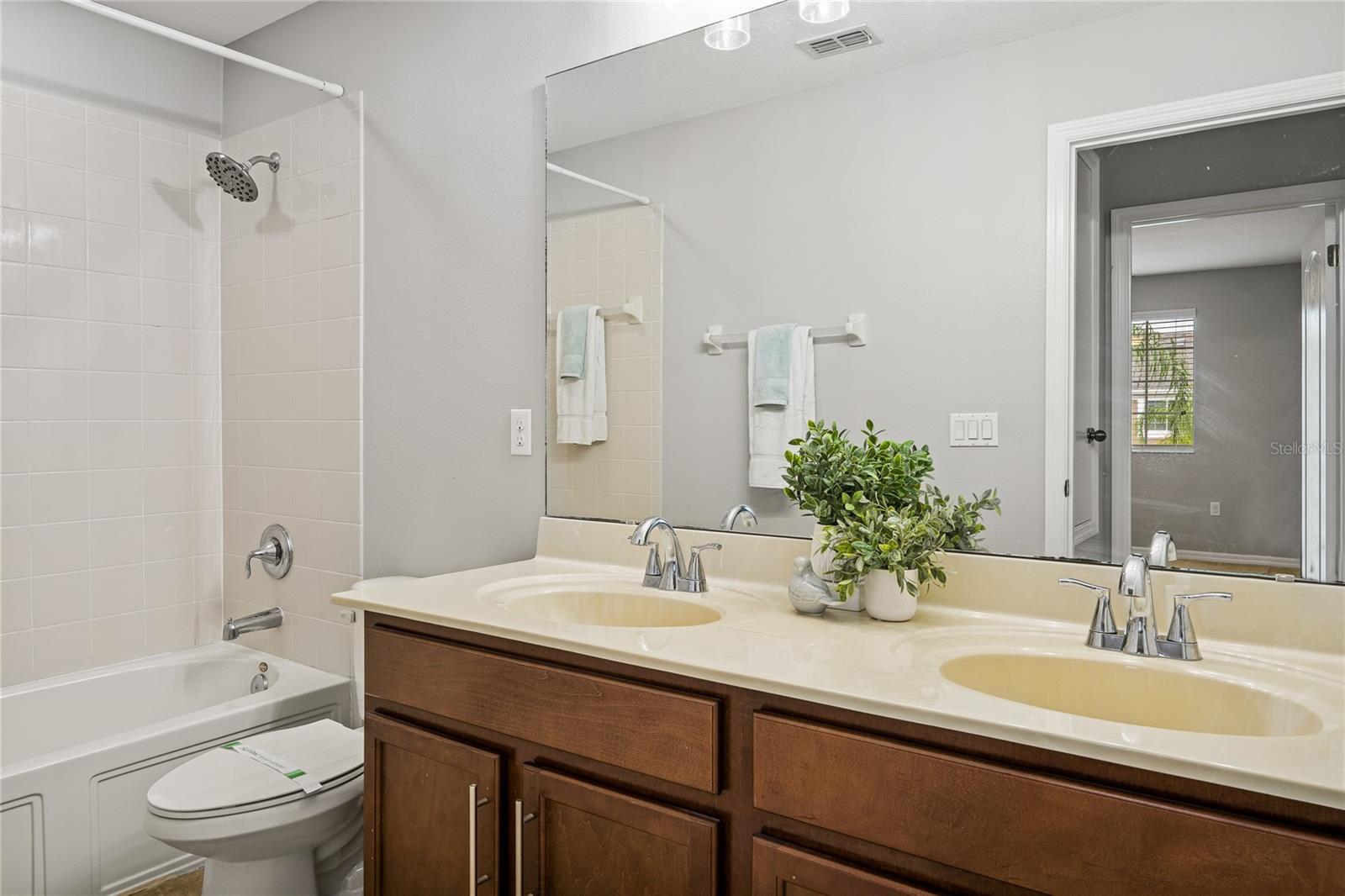 RIVERVIEW TWNHMS PH II - Residential Lease