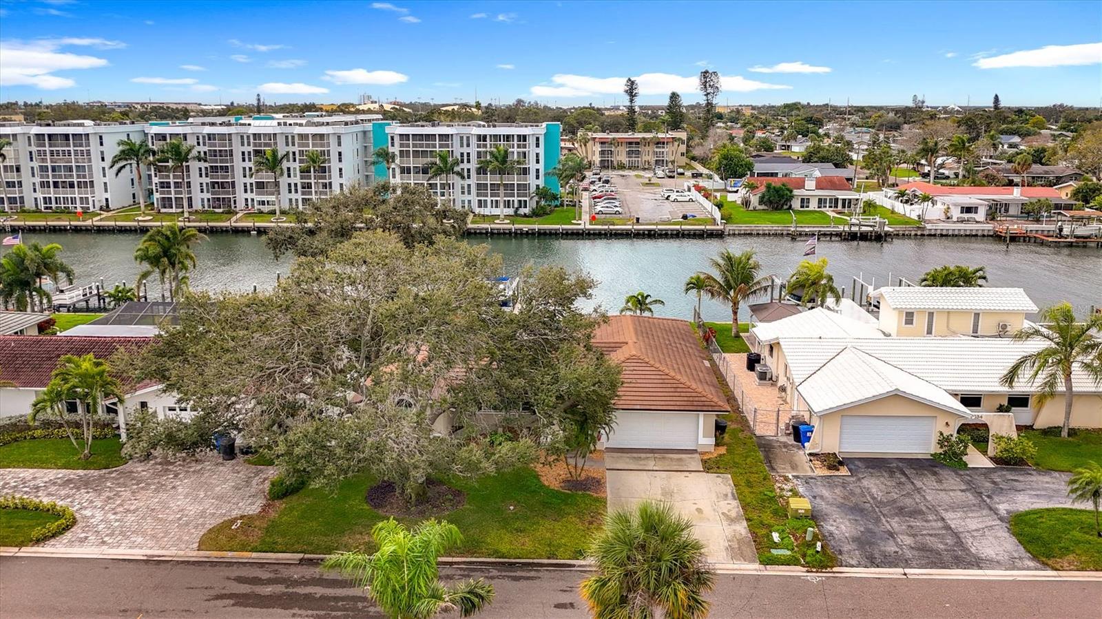 MAXIMO MOORINGS - Residential