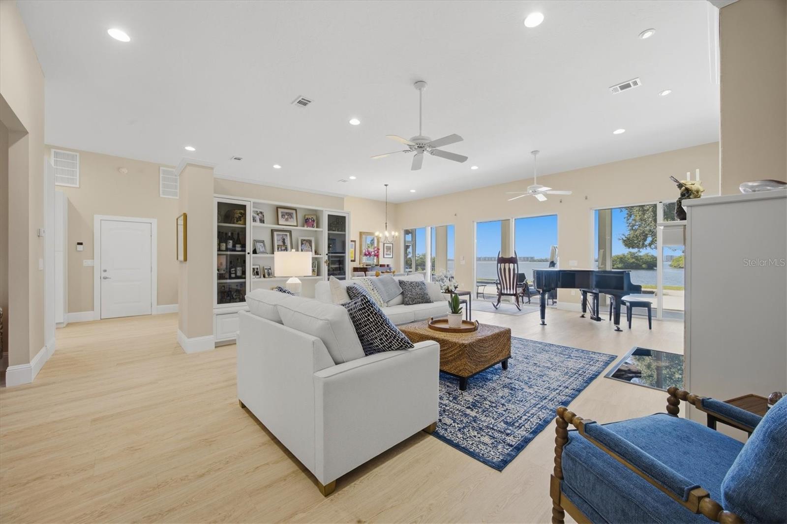 TROPICAL SHORES - Residential