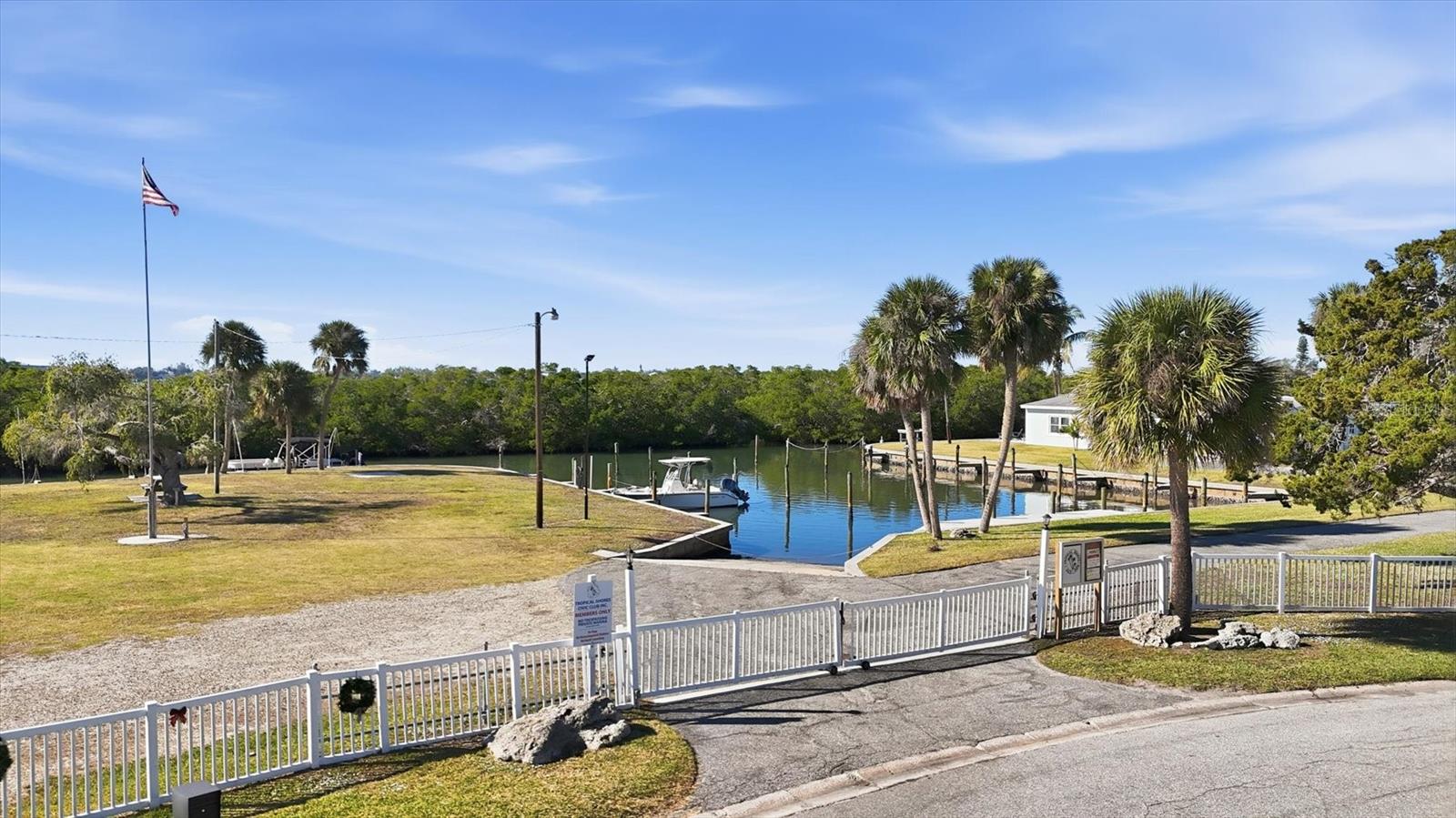 TROPICAL SHORES - Residential