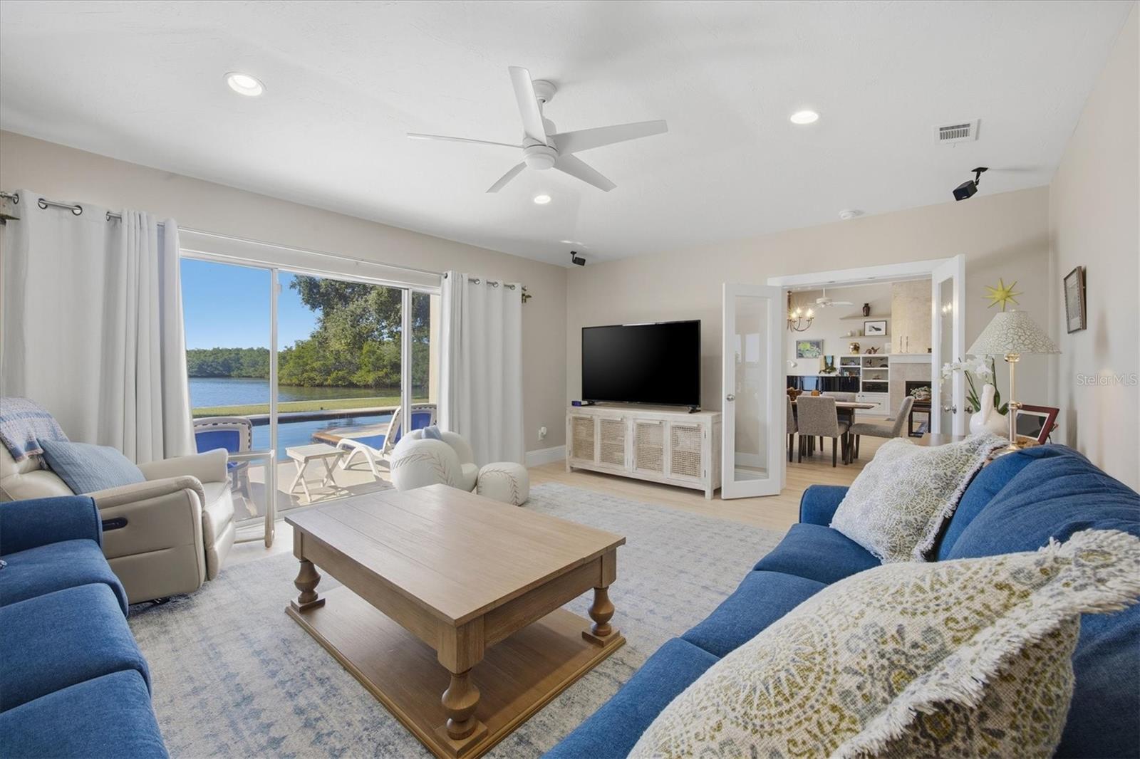 TROPICAL SHORES - Residential