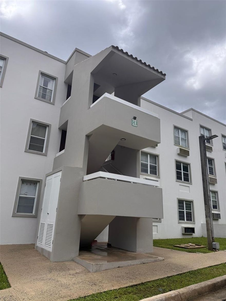 Penthouse for sale in the Carraízo neighborhood of Trujillo Alto. Spacious apartment with a total of 1,959 square feet, of which 1,356 square feet correspond to the interior area and 602 square feet to a large private terrace on the second level.

The property has 3 bedrooms and 2 full bathrooms, is being sold fully furnished, and includes 2 assigned parking spaces. It is located in a gated community that offers excellent amenities for its residents, including a swimming pool, basketball court, playground, and gazebo for events.

The maintenance fee is approximately $180 monthly, and the building does not have an elevator. This property represents an excellent opportunity for someone looking to establish their primary residence in a peaceful setting in Trujillo Alto.

Financing: Does not qualify for FHA. Only VA, conventional, or rural loans are available.

For more information or to schedule a visit, please contact us.