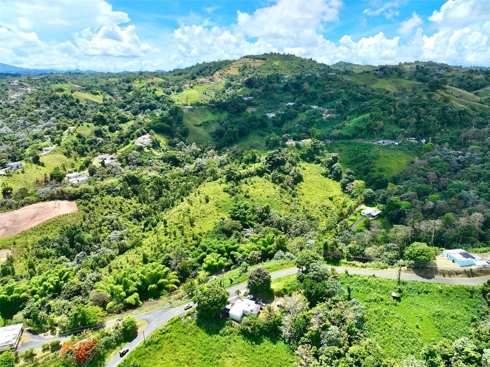 Beautiful land for sale in the Jacanas neighborhood of the Piedra Blanca neighborhood of Yabucoa! A unique opportunity to acquire a 3,417 m2 lot located on Highway 902, km 10.5, in a tranquil area with great potential. The lot borders a ravine, providing a relaxing environment perfect for building the home of your dreams. It also has electricity and water connections. Take advantage of this opportunity and build your future in a place surrounded by nature.