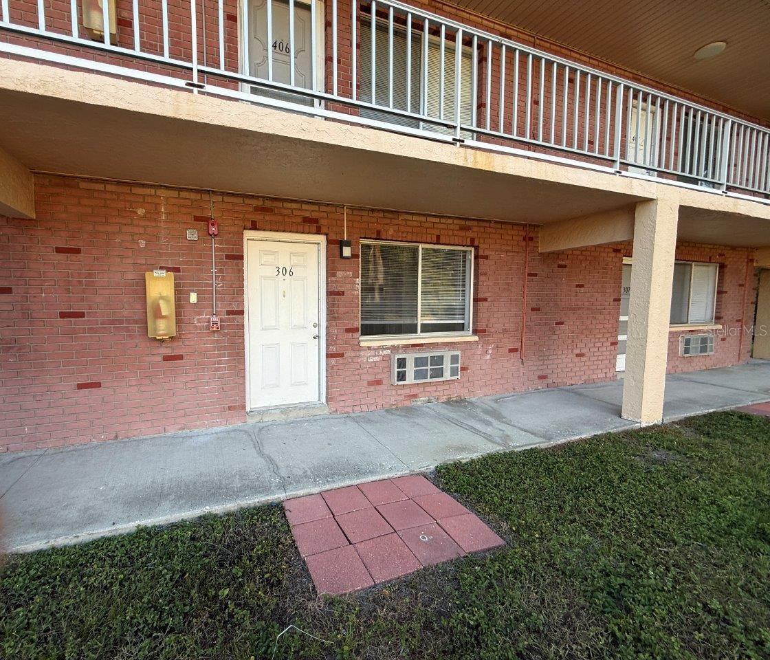 Studio Apartment – Pool, Laundry & Close to the Beach!
Live the Florida lifestyle in this studio apartment located in St. Petersburg. This first floor unit features a large living area and a modern kitchen perfect for entertaining or everyday living.
The community boasts a sparkling swimming pool, on-site laundry, and beautifully maintained grounds – all within a short drive to St. Pete Beach, Gulfport, and downtown St. Pete. Water, sewer, and trash services included.