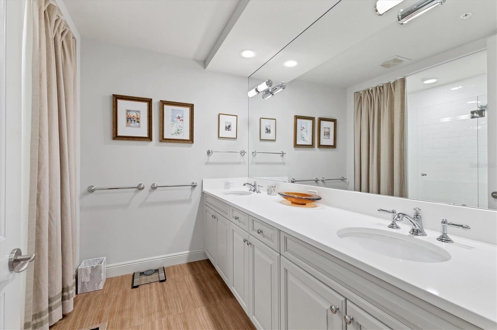 THE TOWER RESIDENCES - Residential