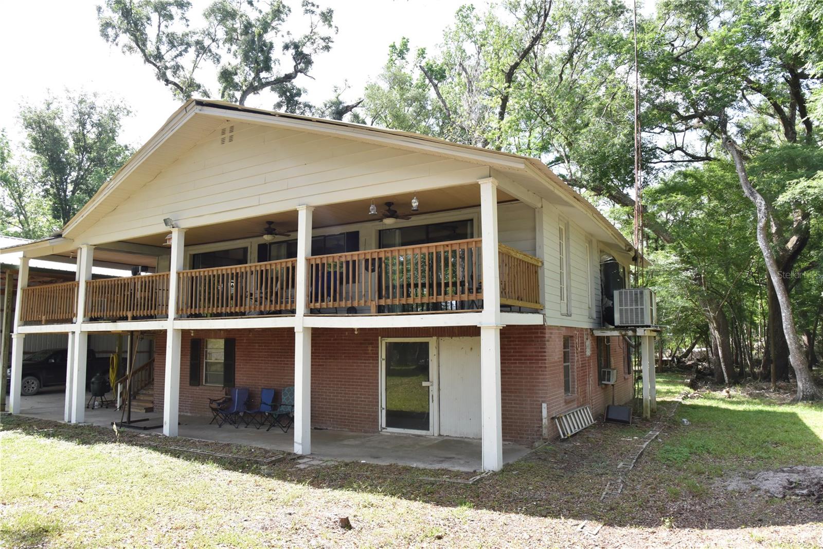 LOG LANDING - Residential