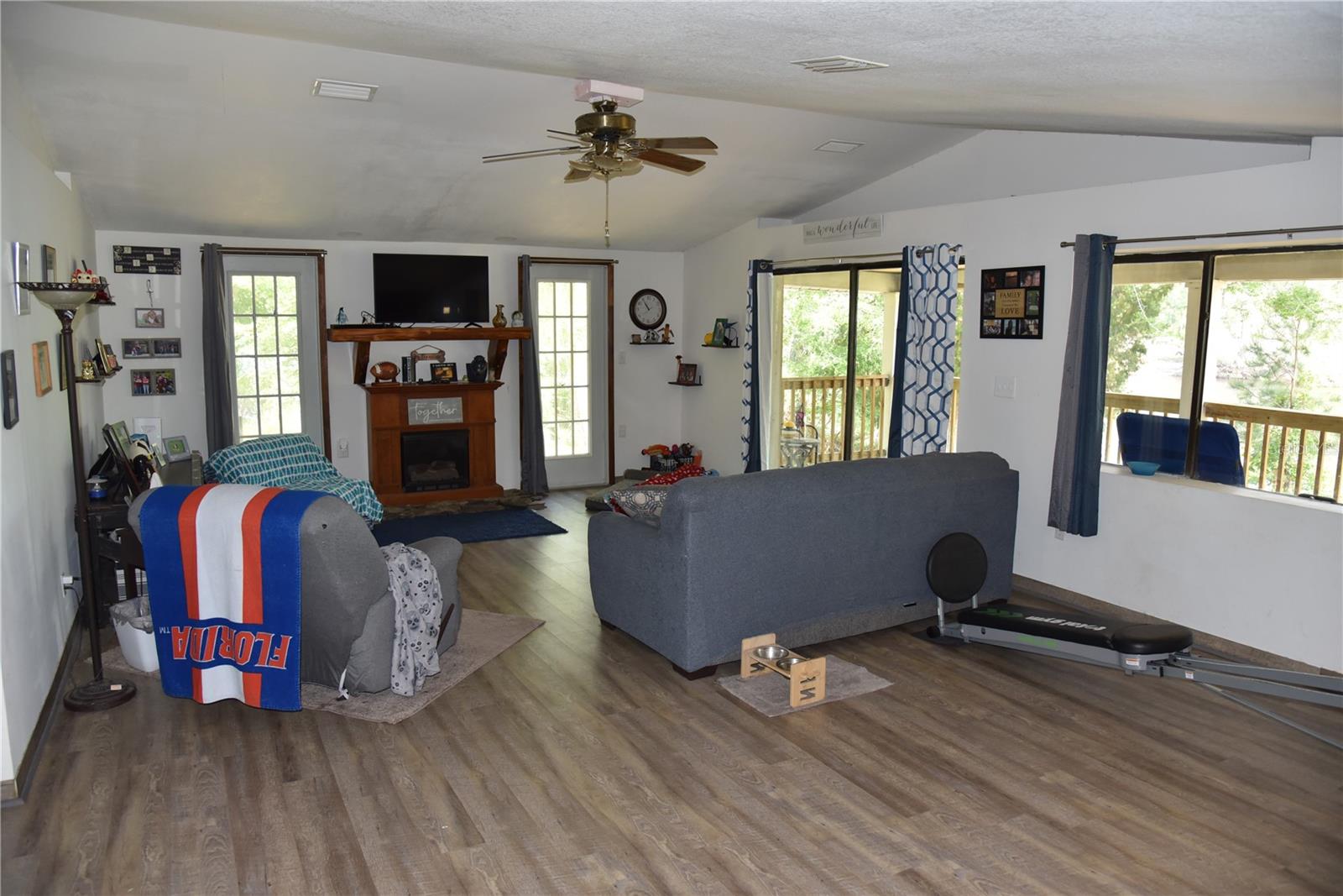 LOG LANDING - Residential