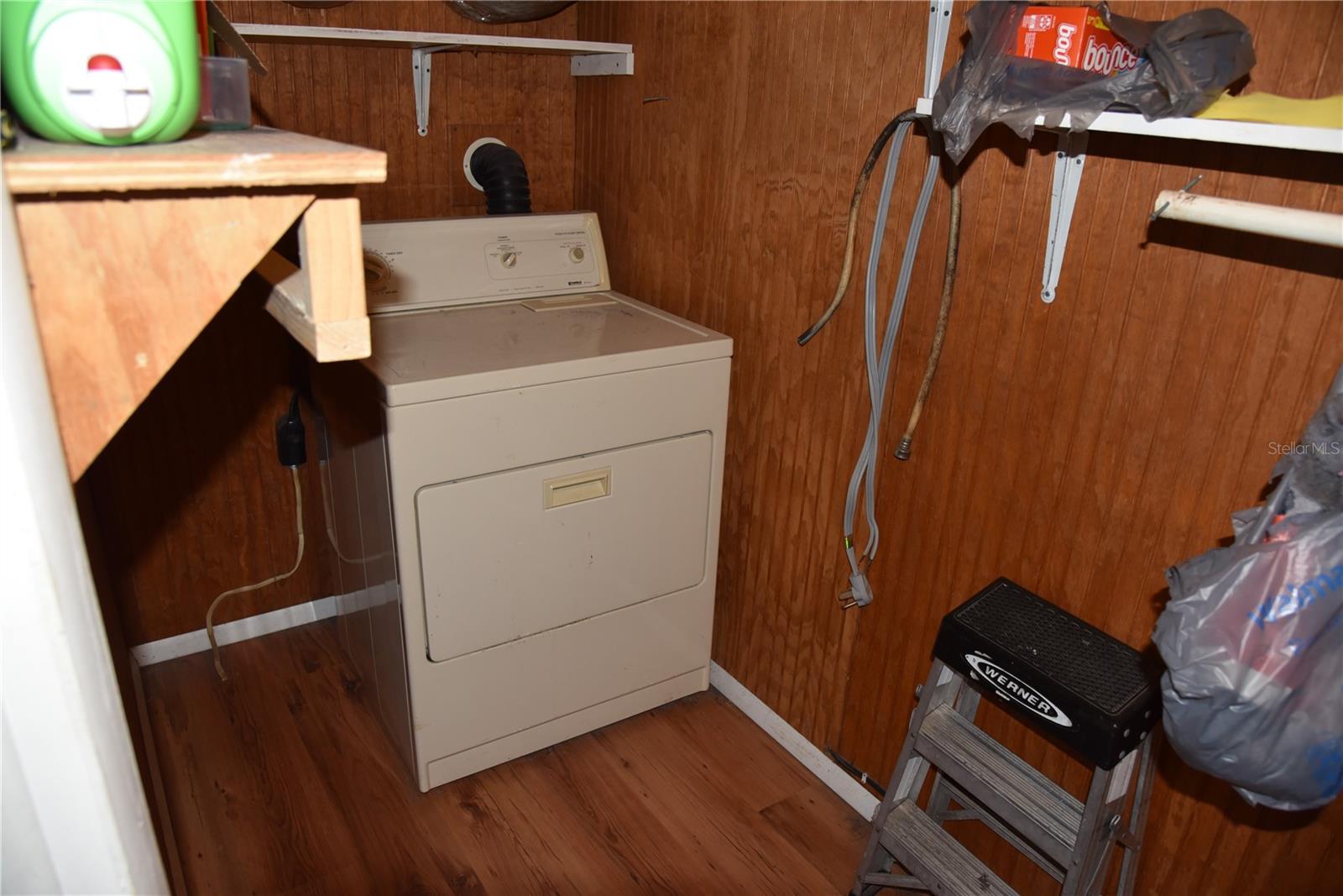 LOG LANDING - Residential