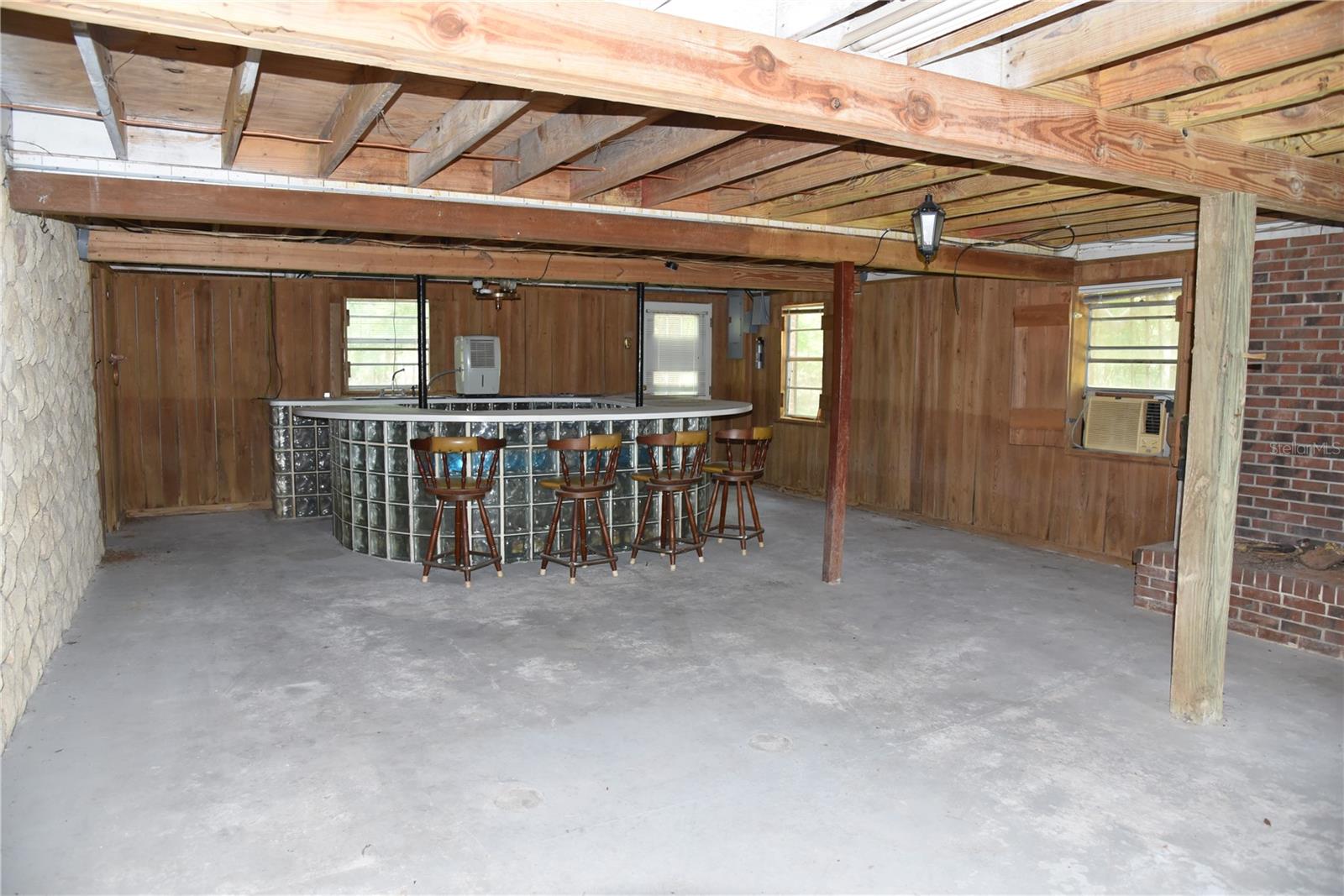 LOG LANDING - Residential