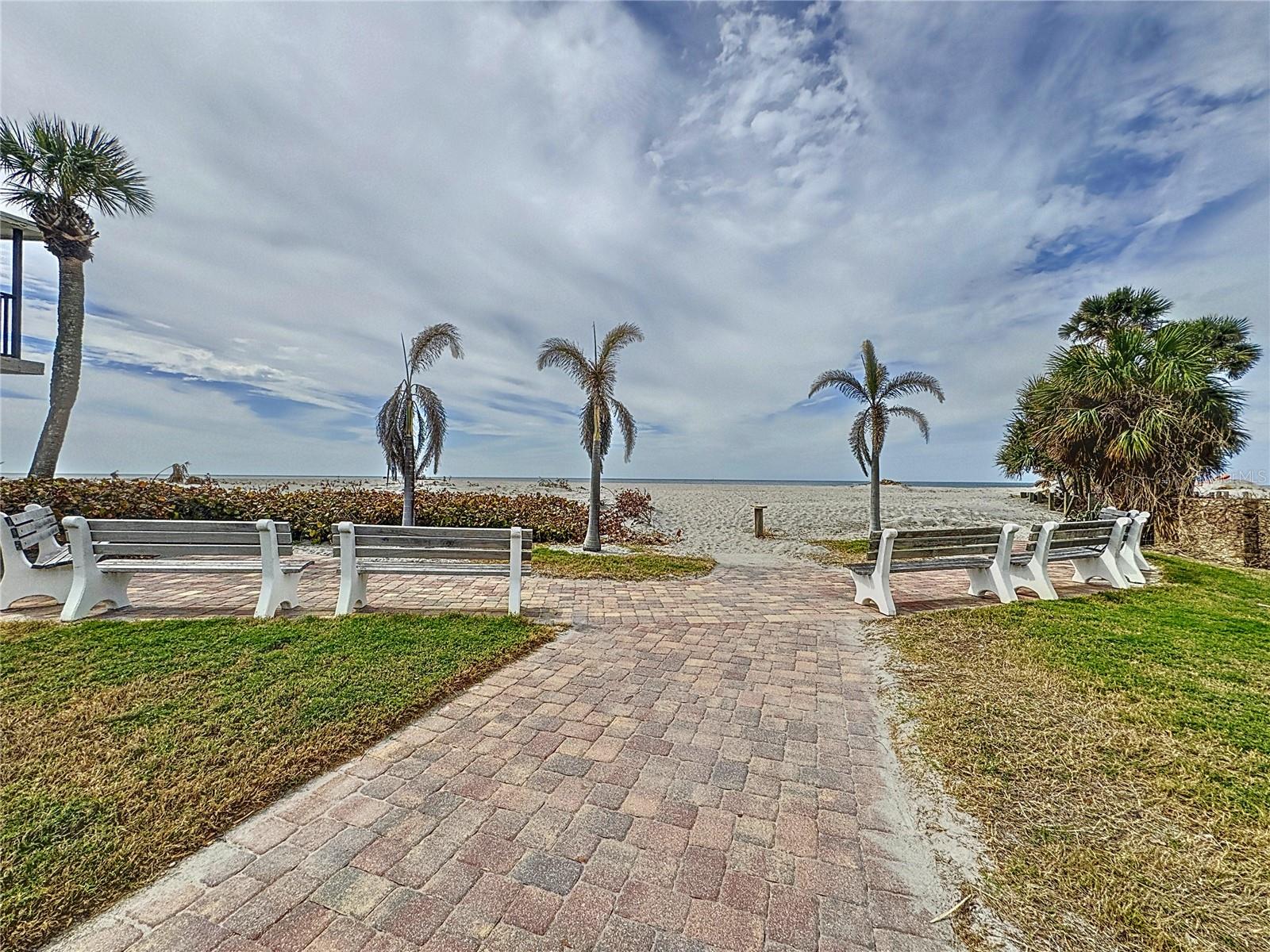 GOLDEN BEACH - Residential