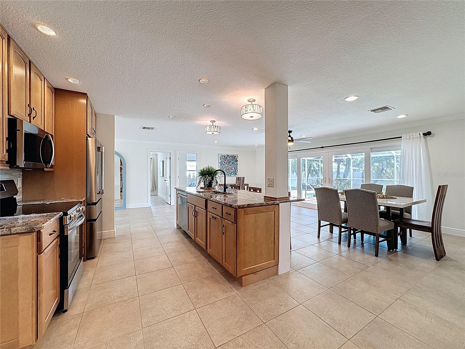 GOLDEN BEACH - Residential