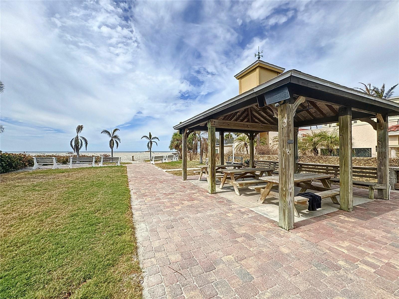 GOLDEN BEACH - Residential