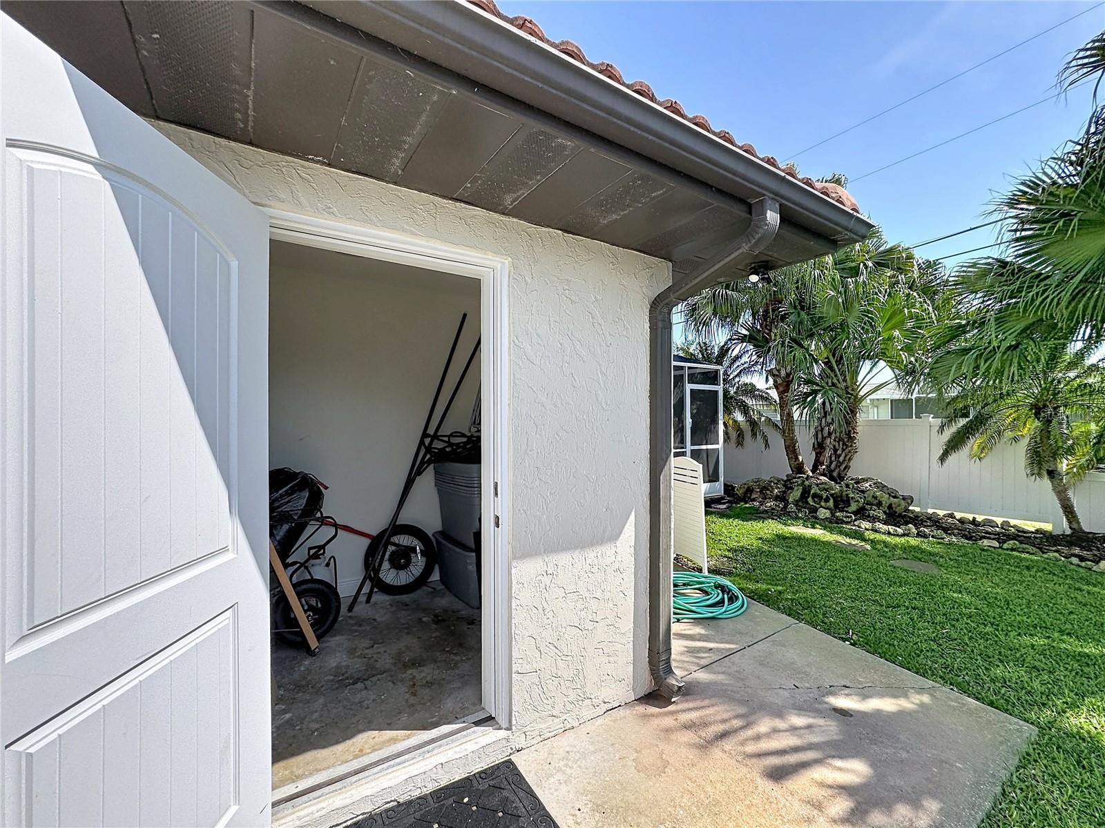 GOLDEN BEACH - Residential